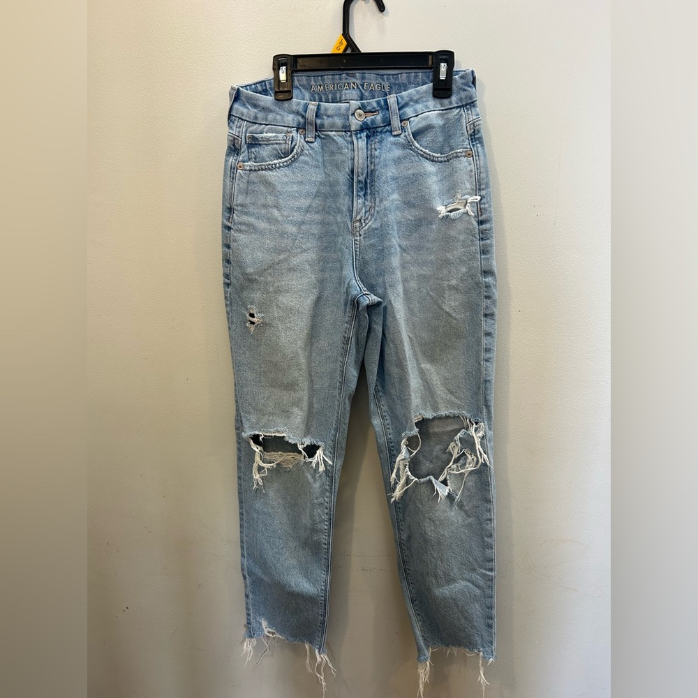 American Eagle Curve Mom Jeans distressed Light Blue Size 2 Short